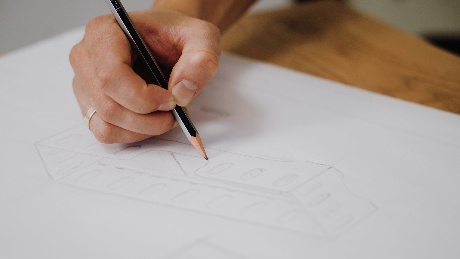 Osoba rysuje szkic techniczny łóżka dla dzieci